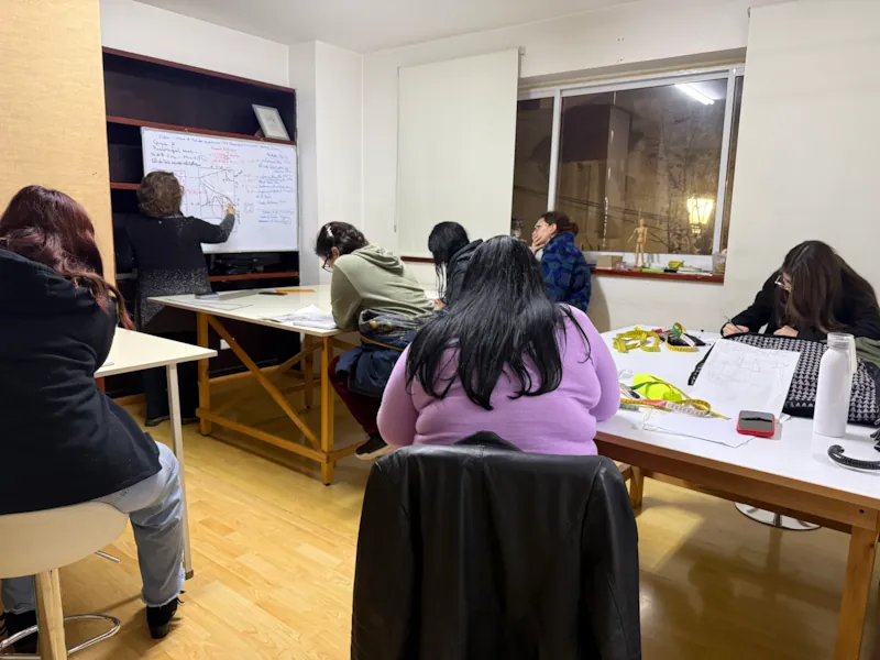 Sala de clases con todo lo necesario