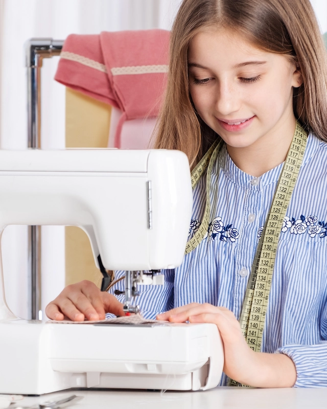 Adolescente cosiendo a máquina